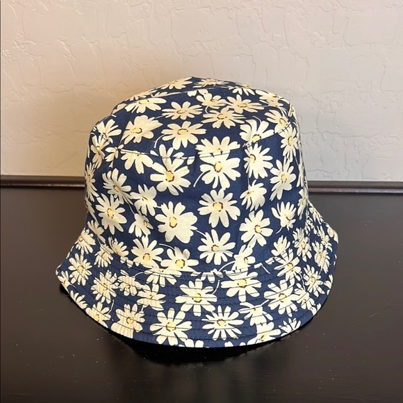 Reversible bucket hat daisies print/solid black. NWOT - Picture 2 of 9